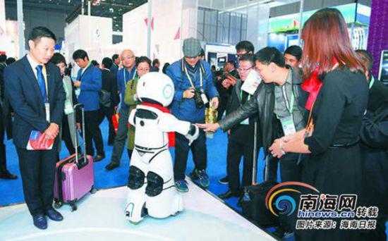 11月6日，首届中国国际进口博览会，一家公司生产的机器人与参观者互动。海南日报特派记者 王凯 摄