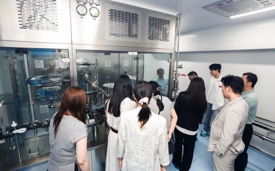 现场嘉宾们亲眼见证国际标准生产线与严谨的质量控制体系