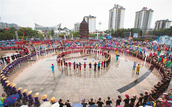 2017年海南七仙温泉嬉水节，市民游客在保亭七仙广场嬉水。