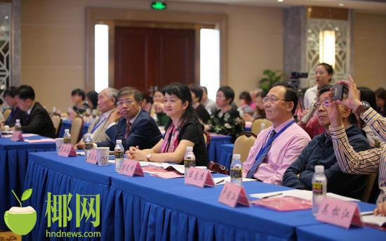 近300位外语专家及教师齐聚文昌共话大学英语