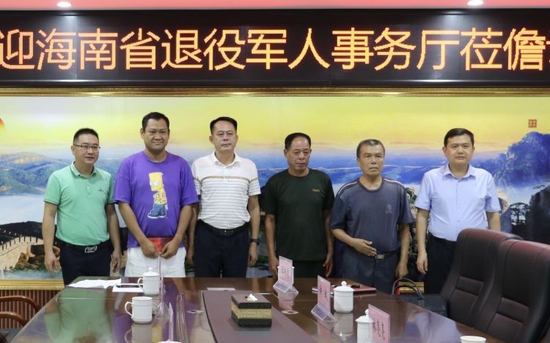 图为徐斌（右一）和陈荣（左一）与退役老兵合影留念。