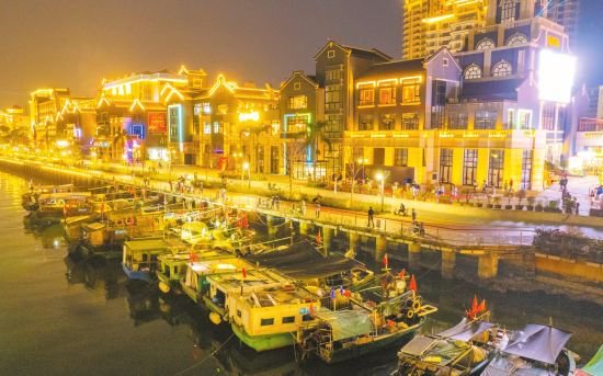 夜晚的海口东坡老码头灯光璀璨。张俊其 摄