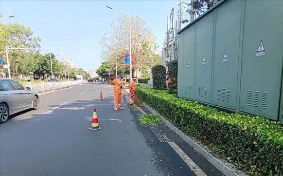 环卫工人在进行绿化修整。东方市市政园林环卫事务中心供图