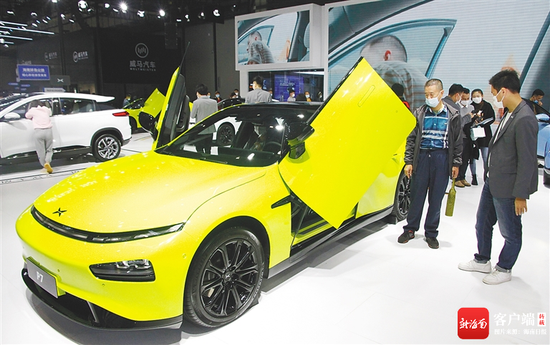 1月7日，车展上展示的新能源汽车吸引了众多市民前来参观。 辛原 摄