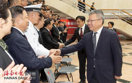  2月5日，省委书记沈晓明、省长冯飞在海口会见全省精神文明建设受表彰代表并合影留念。海南日报记者 宋国强 摄