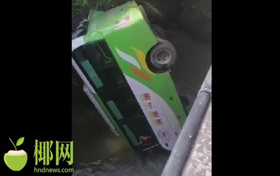 客车突然失控，坠入河中。