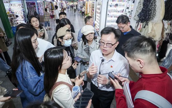 媒体记者在义乌商贸城采访当地分支机构工作人员