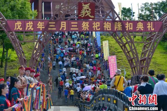 五指山脚下举行的祭祀袍隆扣大典 骆云飞 摄