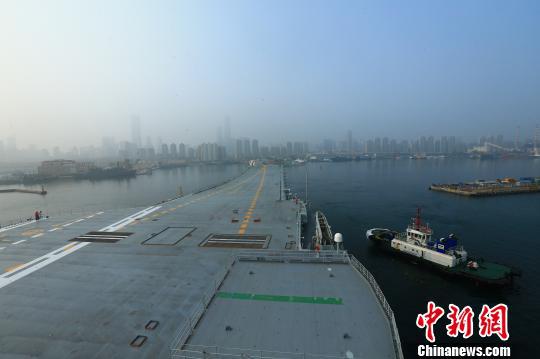 中国第二艘航母首次出海试验。　胡锴冰 摄