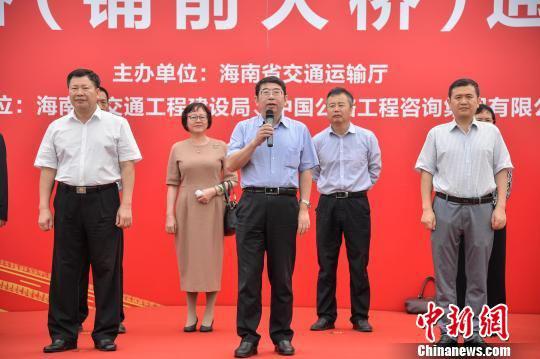图为海南省副省长王路(中)宣布通车。　洪坚鹏 摄