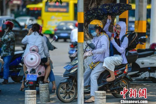 图为海口民众“全副武装”出行。　骆云飞 摄