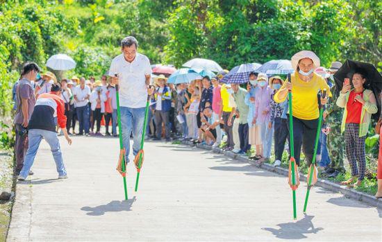 4月12日，五指山市毛阳镇，村民在进行踩高跷比赛。吕光强 摄