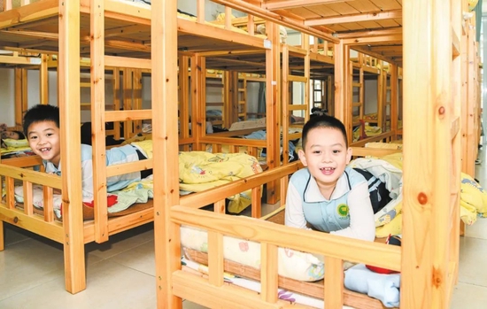 在海口市英才小学滨江分校，孩子们回到宿舍内准备午休。苏弼坤 摄