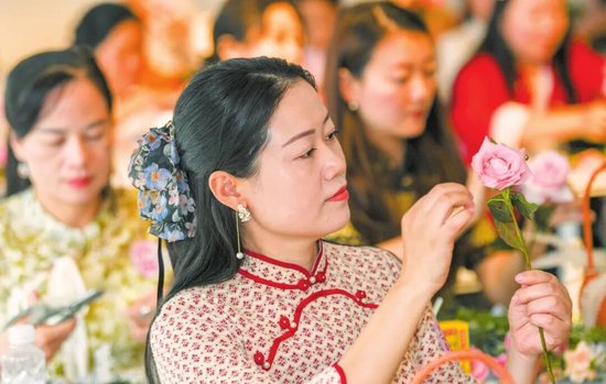 椰城女性在“凤凰花开”庆三八雅集活动中体验插花艺术。海口市融媒体中心记者 康登淋 摄