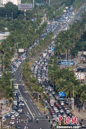 图为海口市滨海大道大量车辆滞留。　洪坚鹏 摄