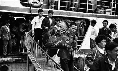 1988年，乘船来到海南的闯海人。