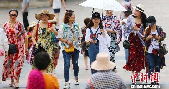 景区女性游客多 陈文武 摄