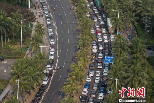 图为海口市滨海大道大量车辆滞留。　洪坚鹏 摄