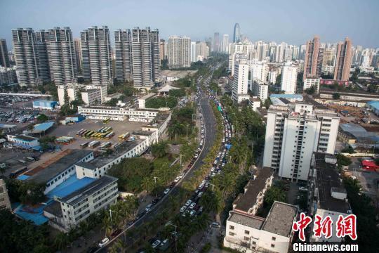 图为海口市滨海大道大量车辆滞留。　洪坚鹏 摄