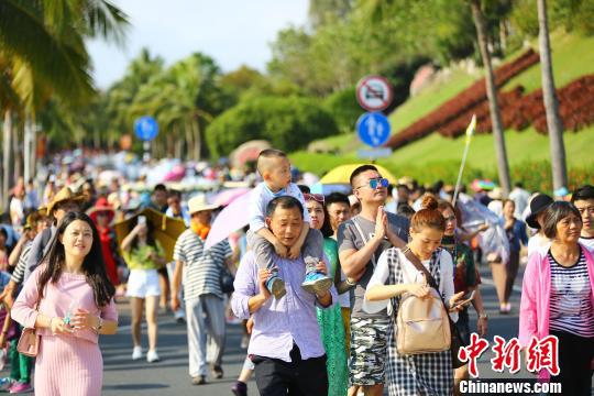 三亚各大景区人流如织 陈文武 摄