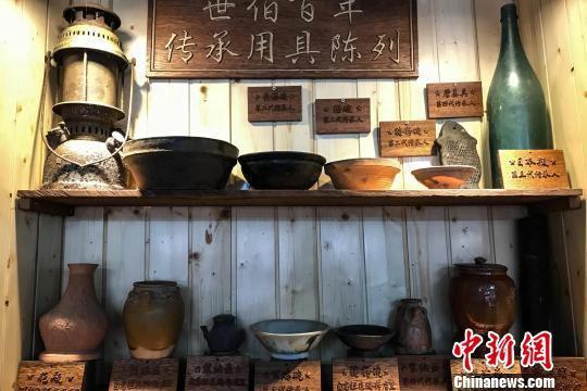 图为“世伯百年”粉店展示的祖辈做粉用具。　洪坚鹏 摄