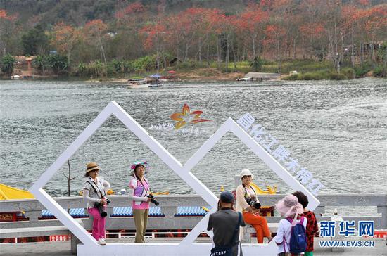 2月27日，游客在昌江黎族自治县昌化江畔拍照留念。新华社记者 杨冠宇摄