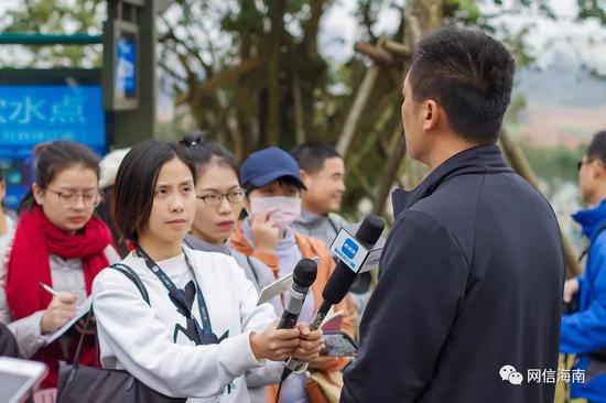媒体记者在海口凤翔湿地公园进行采访。