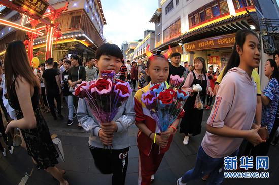 孩子们开心不已。新华网发（吴建华 摄）