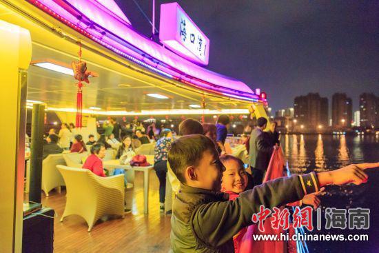 2018年春节期间，“海上看海口”等旅游新业态成假日旅游新宠。海口旅发委供图
