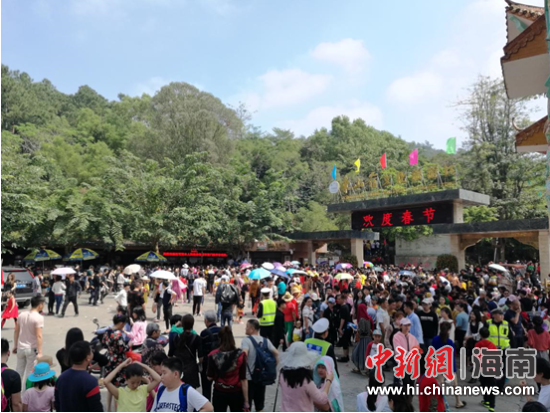 万宁东山岭景区春节期间迎大量游客