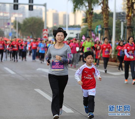 和家人一同奔跑的小选手。新华网 周淑仪 摄