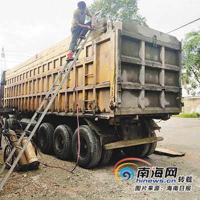 昌江联合整治超限超载行动中,对非法改装加高车辆现场进行栏板切割。(昌江治超办供图)
