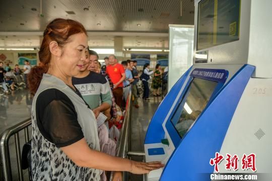 图为旅客在海口新海港进行人脸识别验票。　洪坚鹏　摄