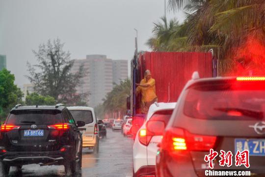 图为热带风暴给海口带来风雨影响。　洪坚鹏　摄