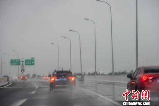 图为海口市迎强降雨。　洪坚鹏　摄