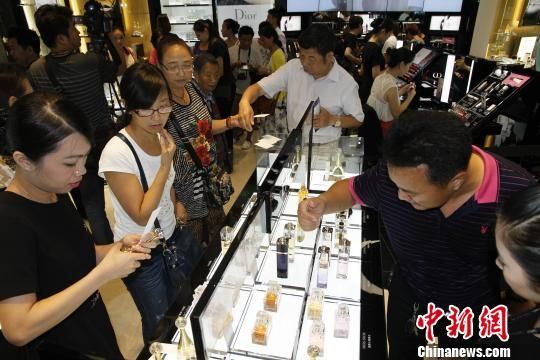图为游客在三亚免税店购物。资料图。 尹海明 摄