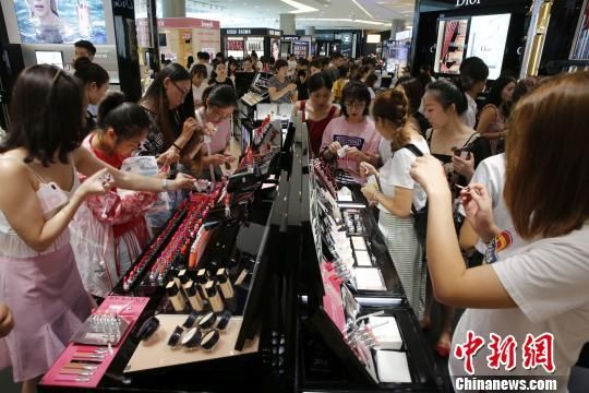 三亚国际免税城4周年店庆推出九折优惠活动，掀起一波购物热潮。　王晓斌 摄