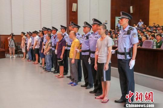 图为黄某鹏、钟某俏等8人涉毒案宣判现场。　罗凤灵　摄