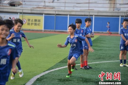 图为吴优和队友进行热身游戏。　洪坚鹏 摄