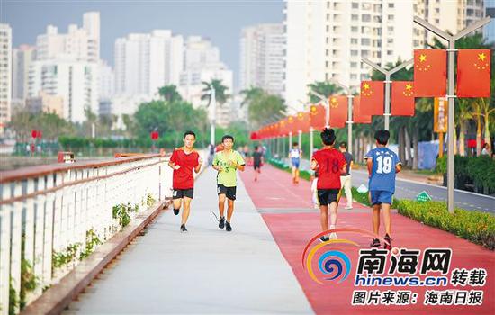 10月17日，海口湾畅通工程一期示范段建成后，众多椰城市民游客前来休闲健跑。海南日报记者 张茂 摄