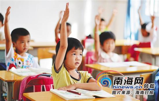 保亭加茂镇共村教学点，孩子们正在宽敞明亮的教室里学习。海南日报记者王凯摄
