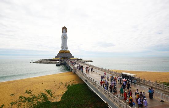 12月18日，游客在三亚南山文化旅游区游览。