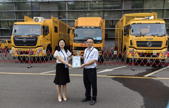 南方电网海南海口供电局和海南电力交易中心向消博会主办方发布绿色电力消费评价证书。&nbsp; 杨永光摄