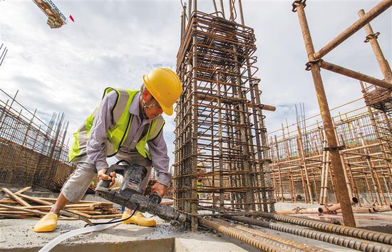 9月18日上午，海南自由贸易试验区建设项目（第六批）集中开工和签约三亚分会场活动在三亚市体育中心项目（体育场）现场举行。图为当天上午，在三亚市体育中心项目工地，工人正在施工。海南日报记者 武威 摄