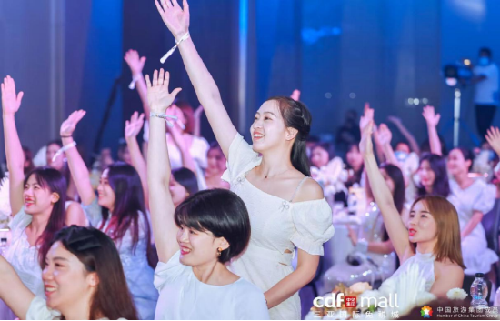 活动现场粉丝嘉宾参与问答互动