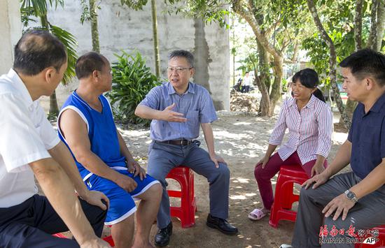 8月12日下午，省长沈晓明来到白沙黎族自治县牙叉镇对俄村，与符光夫妇（左二和右二）交谈，了解他家的脱贫情况。 海南日报记者 宋国强 摄