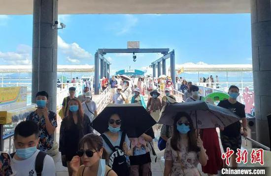 8月22日，戴着口罩和墨镜的游客登陆纷纷登陆蜈支洲岛景区。　记者王晓斌 摄
