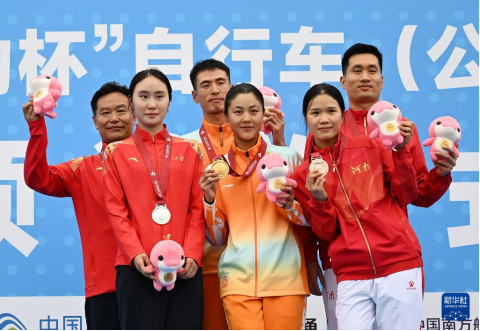 　　图：11月7日，冠军海南队选手张好（前中）、亚军江苏队选手魏苏婉（前左）、季军河南队选手陈思（前右）在颁奖仪式上。新华社记者 邓华 摄