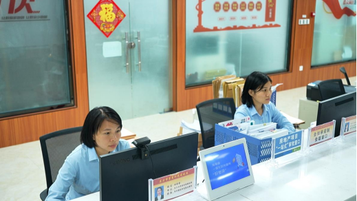 东方市政务服务大厅。洪盛伟/摄