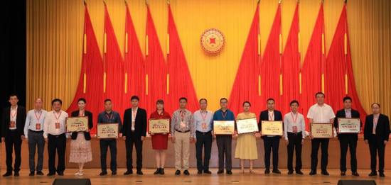 　　省有关市县领导王世忠、沈君、符策万、陈佳、沈德安、陈顺、曹一鸣、陈方为海南壹方财税管理集团有限公司、海南金海马酒业有限公司、海南安邦贸易有限公司、海南品诚项目咨询有限公司、海南南国食品实业有限公司、三亚佳翔航空货运服务有限公司、海南新艺宝家具有限公司、海南茶盈航商贸有限公司颁发奖牌。